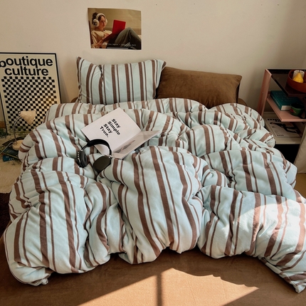 91家纺网 家纺一手货源 找家纺 蜜宿 2024秋冬新款混搭条纹牛奶绒四件套 薄荷生巧