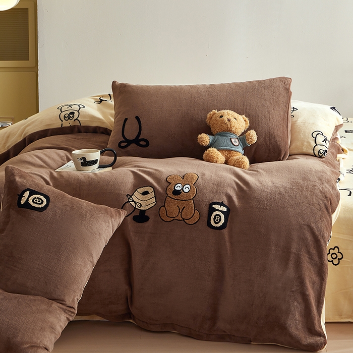 91家纺网 家纺一手货源 找家纺 怡家居 2024新款简约印花加绣花牛奶绒毛巾绣四件套 熊仔-咖