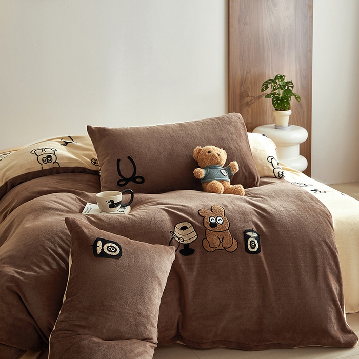 91家纺网 家纺一手货源 找家纺 怡家居 2024新款简约印花加绣花牛奶绒毛巾绣四件套 熊仔-咖