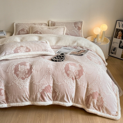 91家纺网 家纺一手货源 找家纺 （总）慕晨 2024新款A类高克重简奢雕花牛奶绒240G羊羔绒双面加厚被套绒四件套