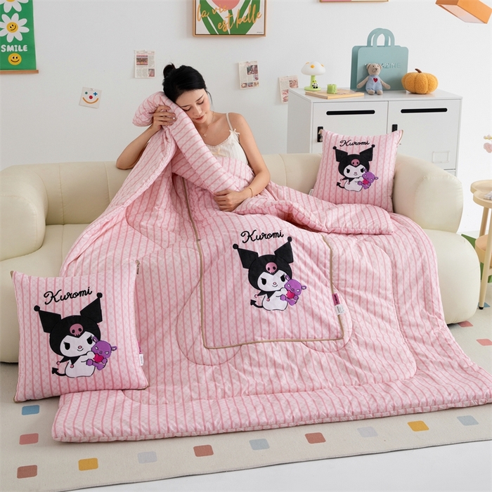 91家纺网 家纺一手货源 找家纺 照世家纺 2024新款三丽鸥抱枕被（优惠卷后价格不能低于56/75/88） 库洛米-粉