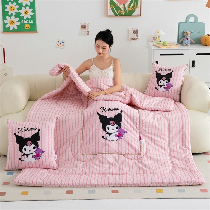 91家纺网 家纺一手货源 找家纺 照世家纺 2024新款三丽鸥抱枕被（优惠卷后价格不能低于56/75/88） 库洛米-粉