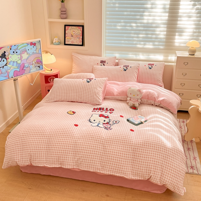 91家纺网 家纺一手货源 找家纺 金爱家 2024新款正版三丽鸥授权毛巾绣刺绣工艺加厚牛奶绒系列四件套 绒毛巾绣-小熊kitty