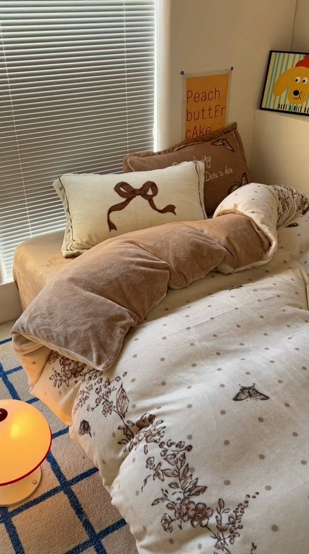 91家纺网 家纺一手货源 找家纺 金爱家 2024新款ins大版牛奶绒数码印花四件套 绒大版-蝴蝶飞飞咖