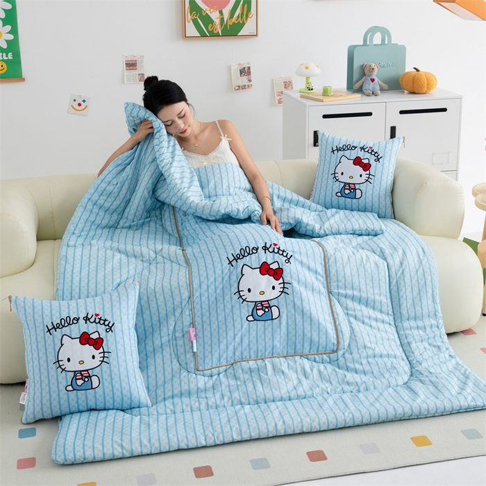 91家纺网 家纺一手货源 找家纺 照世家纺 2024新款亲肤舒适三丽鸥可爱卡通抱枕被 凯蒂猫-蓝