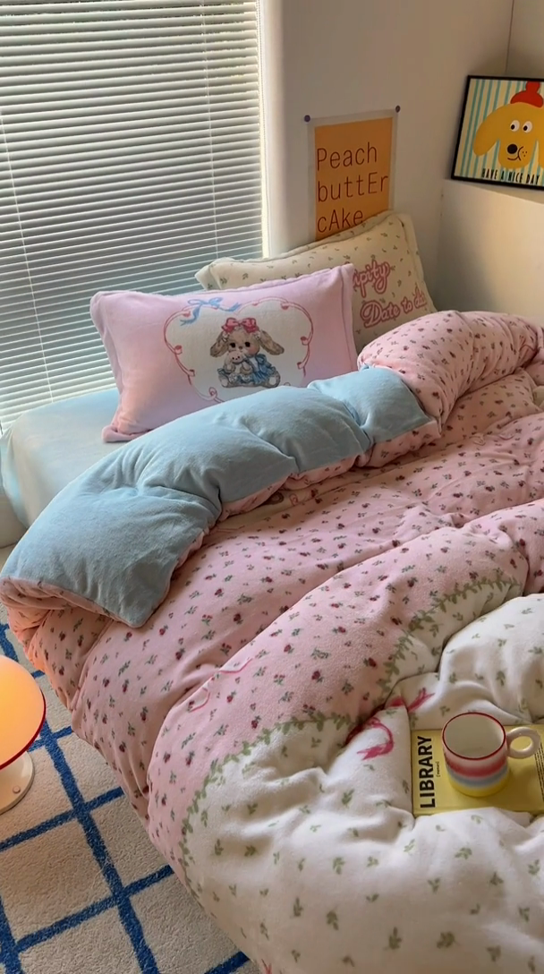 91家纺网 家纺一手货源 找家纺 金爱家 2024新款ins大版牛奶绒数码印花四件套 绒大版-抱抱兔