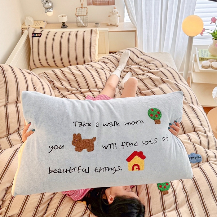 91家纺网 家纺一手货源 找家纺 呗旺鹿 2024新款A类高克重散盘印花毛巾绣牛奶绒四件套 森林小狗