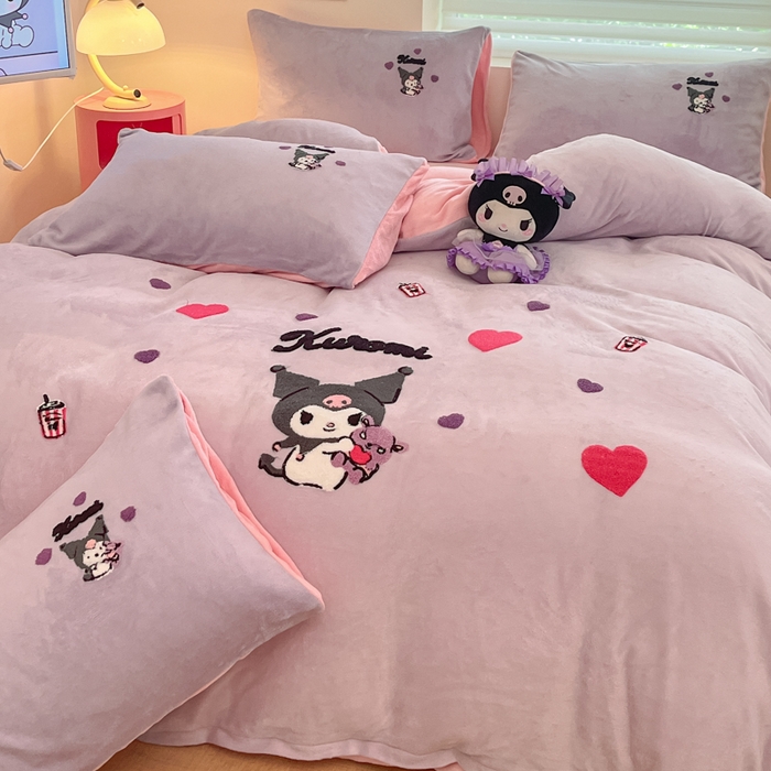 91家纺网 家纺一手货源 找家纺 金爱家 2024新款正版三丽鸥授权毛巾绣刺绣工艺加厚牛奶绒系列四件套 绒毛巾绣-粉紫库洛米