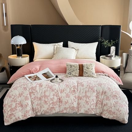 91家纺网 家纺一手货源 找家纺 金盛纺 2024新款高克重雕花绒单被套 花朝梦-粉