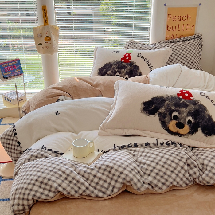 91家纺网 家纺一手货源 找家纺 金爱家 2024新款ins大版牛奶绒数码印花四件套 绒大版-樱桃小狗