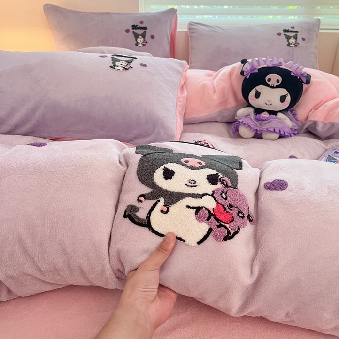 91家纺网 家纺一手货源 找家纺 金爱家 2024新款正版三丽鸥授权毛巾绣刺绣工艺加厚牛奶绒系列四件套 绒毛巾绣-粉紫库洛米