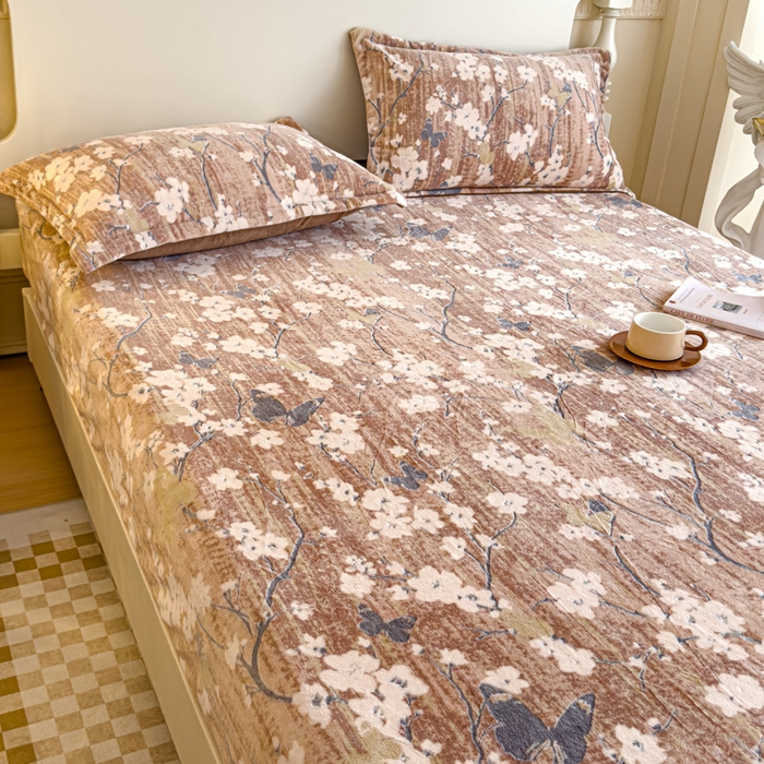 91家纺网 家纺一手货源 找家纺 金丝鸟家纺 2024新款加厚240g立体雕花牛奶绒床笠 蝴蝶花 咖