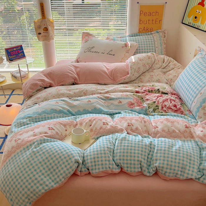 91家纺网 家纺一手货源 找家纺 金爱家 2024新款ins大版牛奶绒数码印花四件套 绒大版-秘密花园