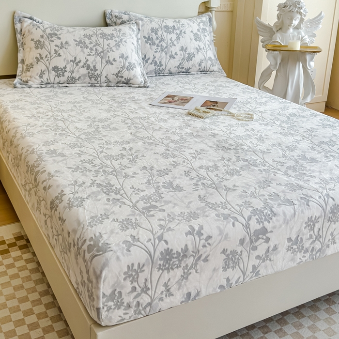 91家纺网 家纺一手货源 找家纺 金丝鸟家纺 2024新款加厚240g立体雕花牛奶绒床笠 繁花 灰