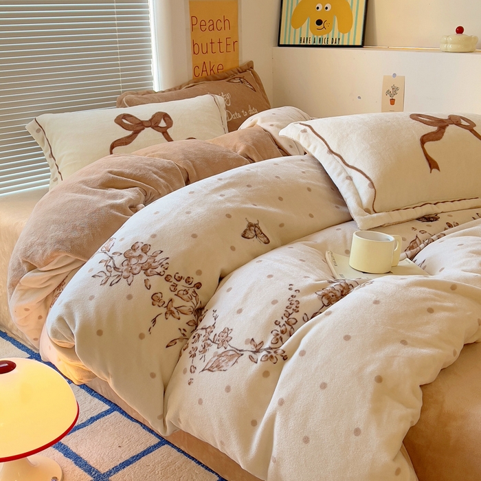 91家纺网 家纺一手货源 找家纺 金爱家 2024新款ins大版牛奶绒数码印花四件套 绒大版-蝴蝶飞飞咖