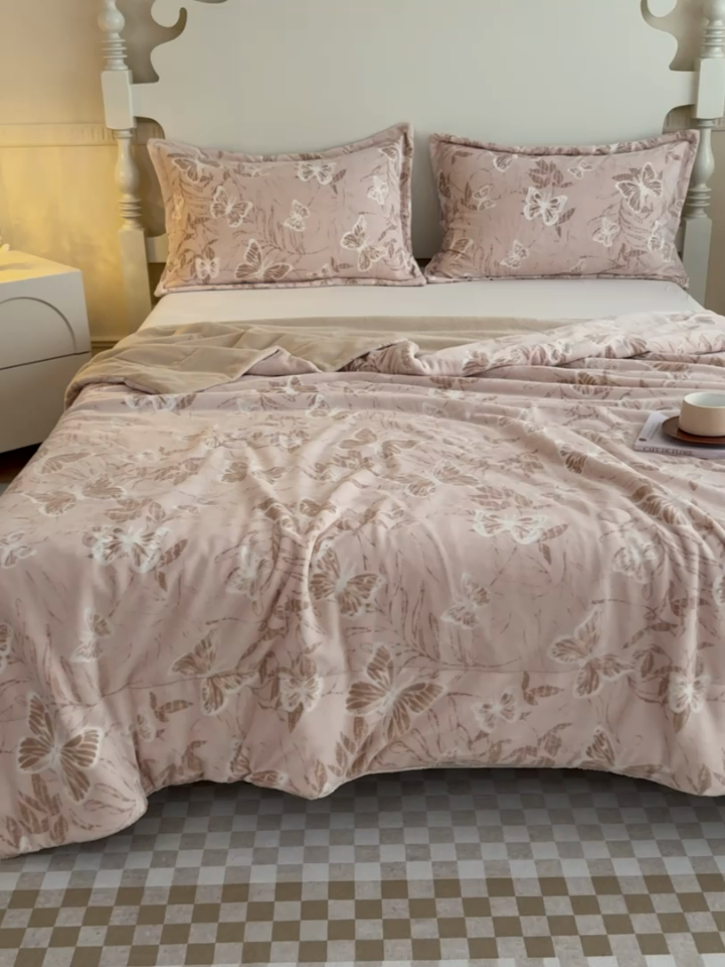 91家纺网 家纺一手货源 找家纺 金丝鸟家纺 2024新款加厚240g立体雕花牛奶绒夹棉绗缝毛毯 蝴蝶飞 咖ab毯