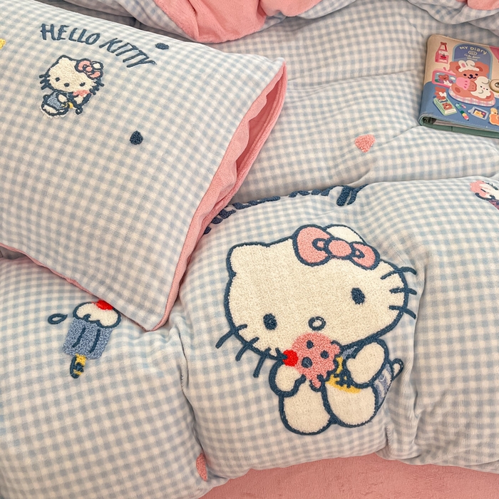 91家纺网 家纺一手货源 找家纺 金爱家 2024新款正版三丽鸥授权毛巾绣刺绣工艺加厚牛奶绒系列四件套 绒毛巾绣-蓝格甜筒kitty