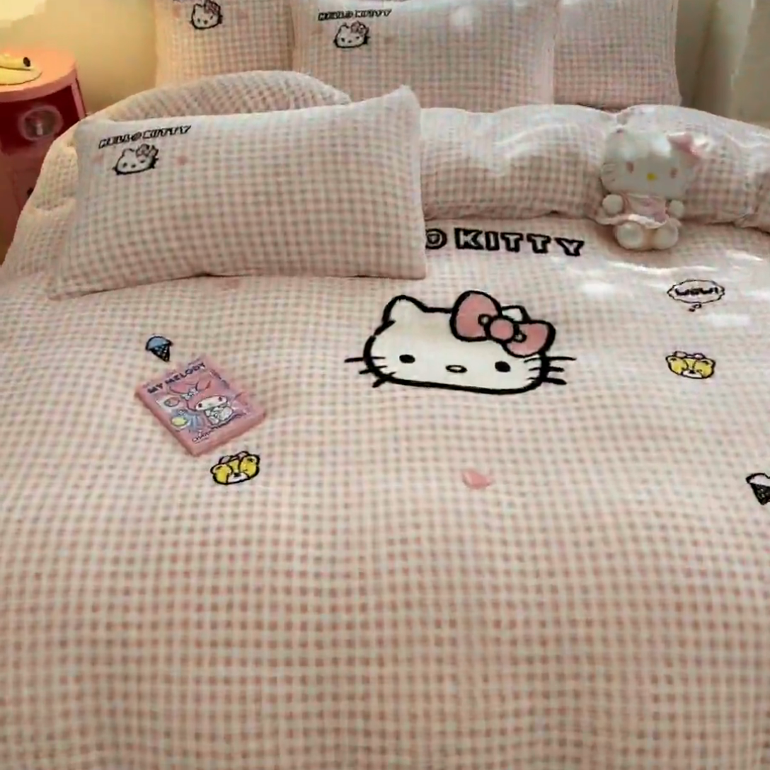 91家纺网 家纺一手货源 找家纺 金爱家 2024新款正版三丽鸥授权毛巾绣刺绣工艺加厚牛奶绒系列四件套 绒毛巾绣-奶油粉格kitty