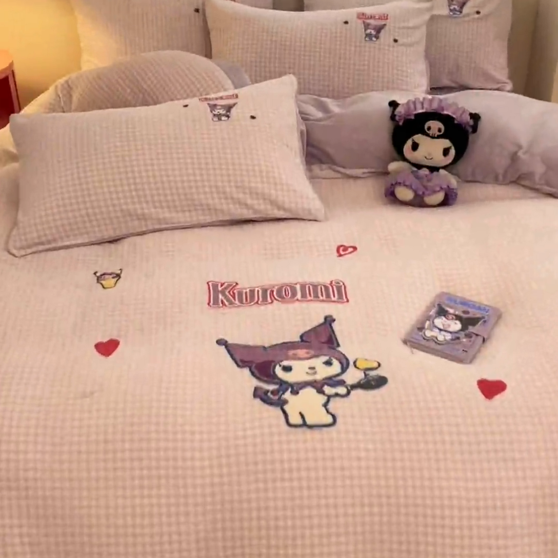 91家纺网 家纺一手货源 找家纺 金爱家 2024新款正版三丽鸥授权毛巾绣刺绣工艺加厚牛奶绒系列四件套 绒毛巾绣-小紫格库洛米