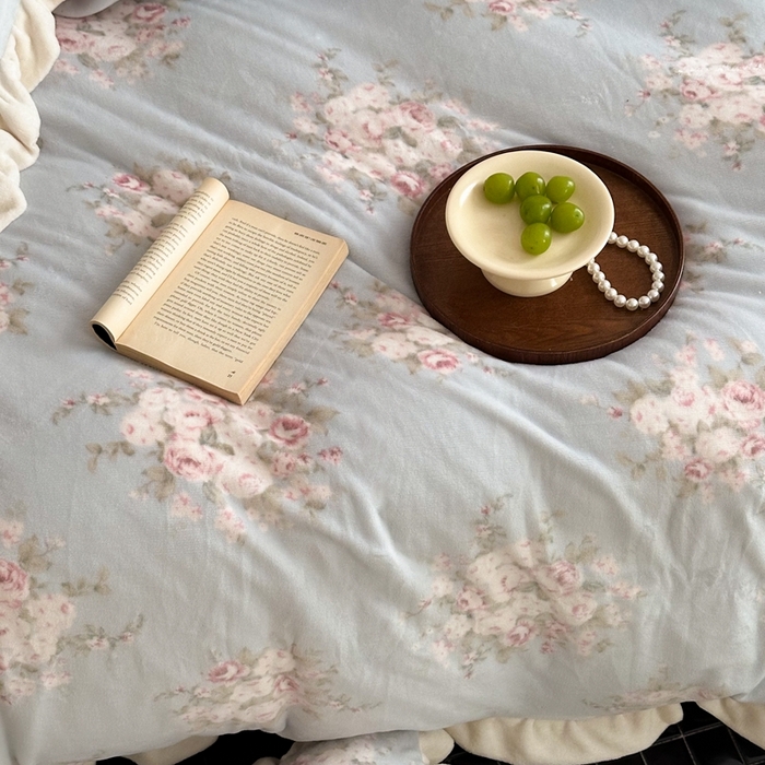 91家纺网 家纺一手货源 找家纺 潘朵拉家纺 2024爆款绒法式双层牛奶绒花边四件套 浅夏