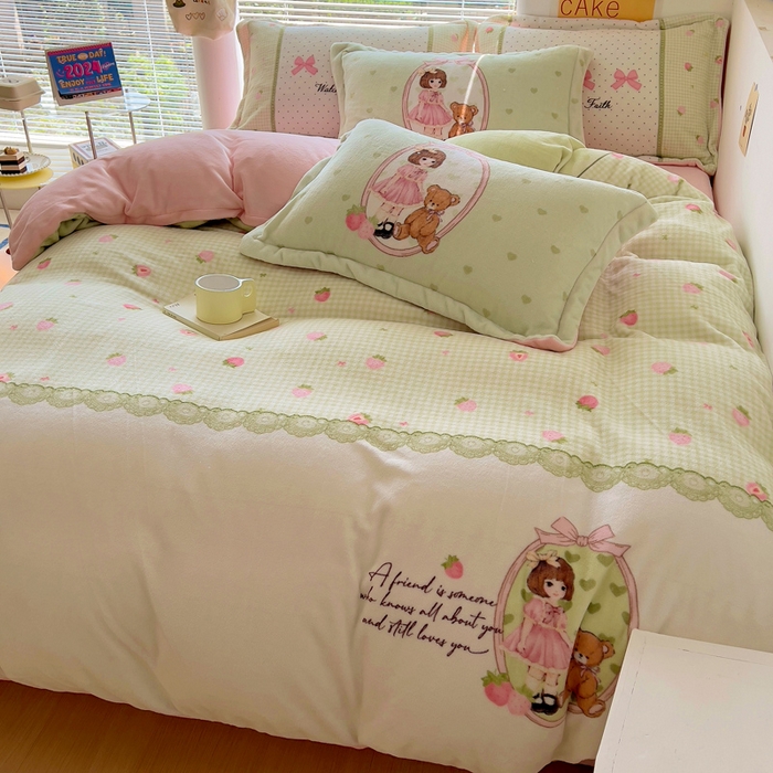 91家纺网 家纺一手货源 找家纺 金爱家 2024新款ins大版牛奶绒数码印花四件套 绒大版-草莓女孩