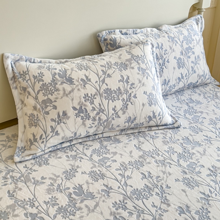 91家纺网 家纺一手货源 找家纺 金丝鸟家纺 2024新款加厚240g立体雕花牛奶绒床笠 繁花 蓝