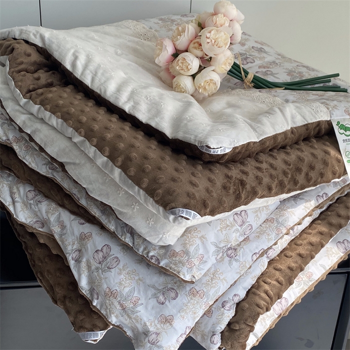 91家纺网 家纺一手货源 找家纺 2025新款秋冬季棉加豆豆绒法式花边款豆豆被被芯莓果咖