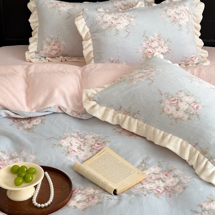 91家纺网 家纺一手货源 找家纺 潘朵拉家纺 2024爆款绒法式双层牛奶绒花边四件套 浅夏