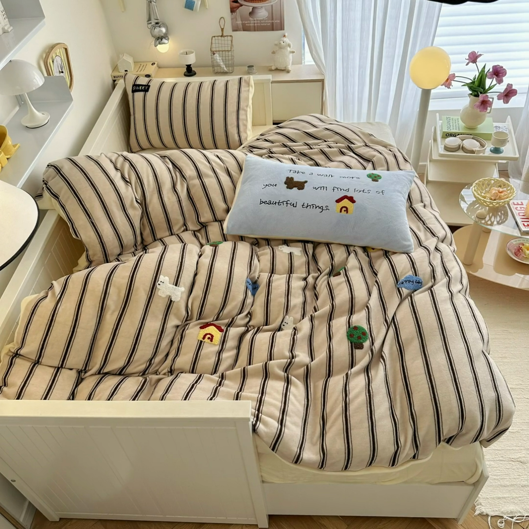 91家纺网 家纺一手货源 找家纺 呗旺鹿 2024新款A类高克重散盘印花毛巾绣牛奶绒四件套 森林小狗