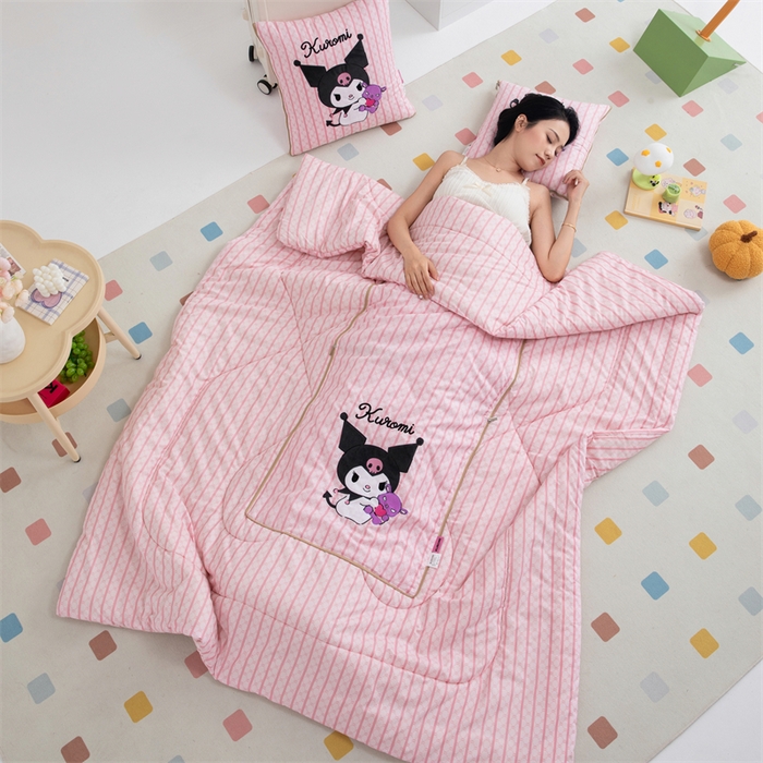 91家纺网 家纺一手货源 找家纺 照世家纺 2024新款亲肤舒适三丽鸥可爱卡通抱枕被 库洛米-粉