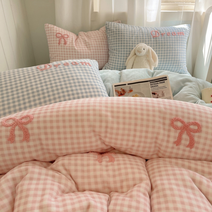 91家纺网 家纺一手货源 找家纺 顾里家纺 2024新款格子蝴蝶结毛巾绣牛奶绒四件套 粉蓝蝴蝶结