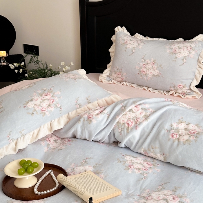 91家纺网 家纺一手货源 找家纺 潘朵拉家纺 2024爆款绒法式双层牛奶绒花边四件套 浅夏