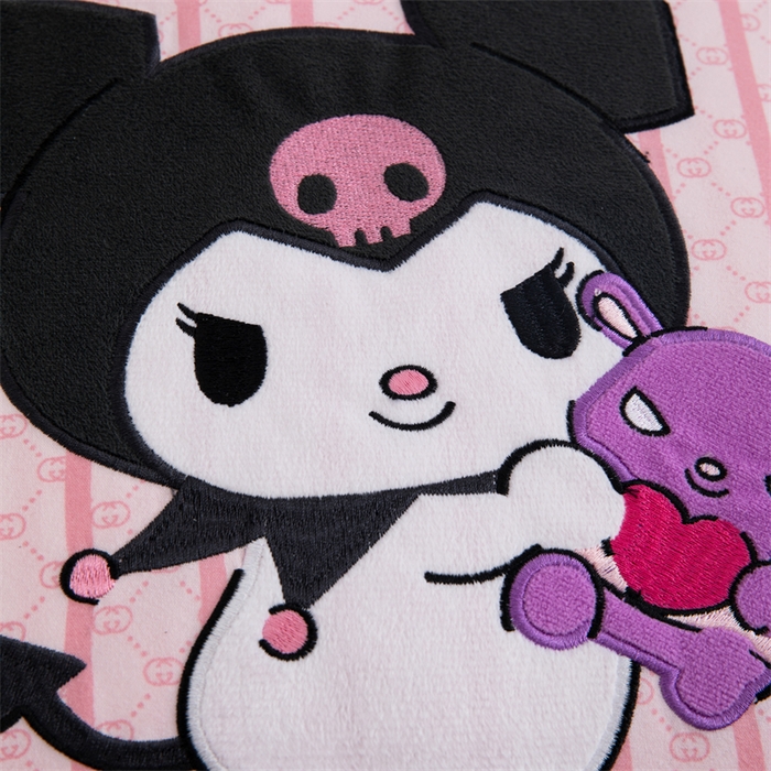 91家纺网 家纺一手货源 找家纺 照世家纺 2024新款亲肤舒适三丽鸥可爱卡通抱枕被 库洛米-粉