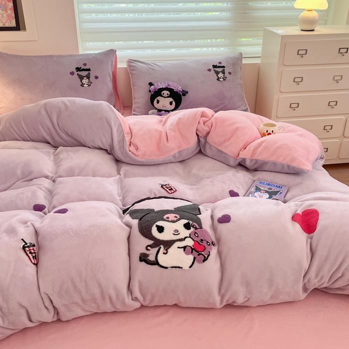 91家纺网 家纺一手货源 找家纺 金爱家 2024新款正版三丽鸥授权毛巾绣刺绣工艺加厚牛奶绒系列四件套 绒毛巾绣-粉紫库洛米