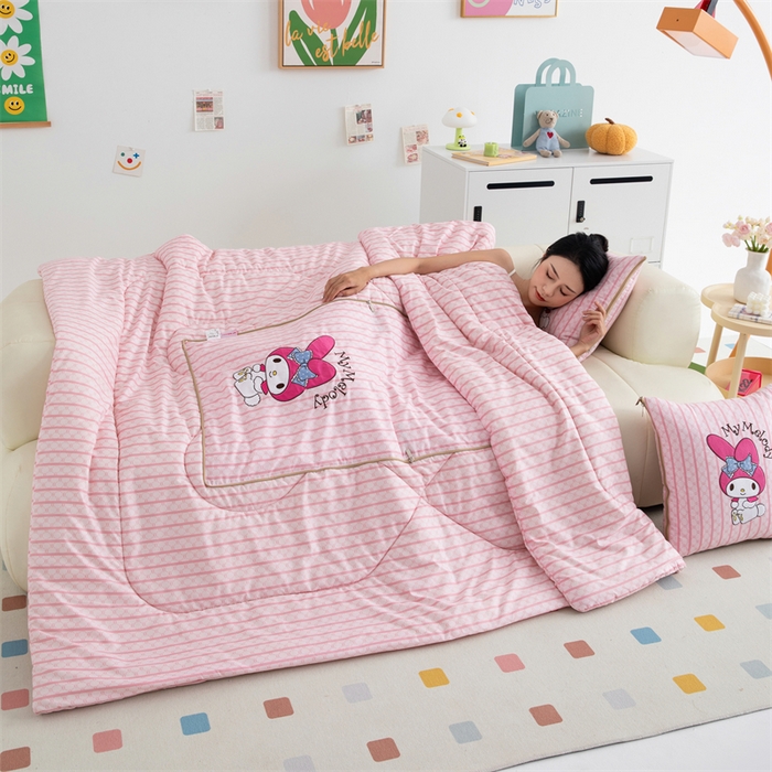 91家纺网 家纺一手货源 找家纺 照世家纺 2024新款亲肤舒适三丽鸥可爱卡通抱枕被 美乐蒂