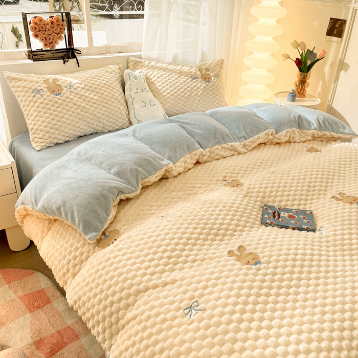 91家纺网 家纺一手货源 找家纺 慕尚家纺  2025新款豆豆绒刺绣四件套 大耳狗 白蓝