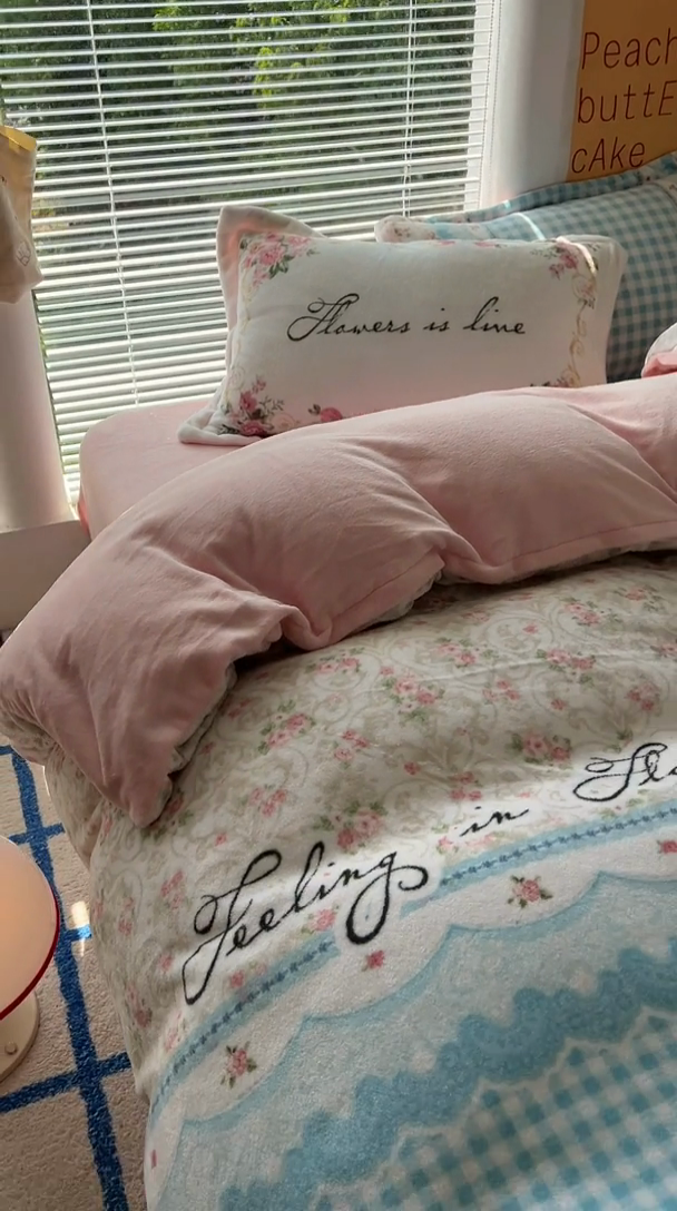 91家纺网 家纺一手货源 找家纺 金爱家 2024新款ins大版牛奶绒数码印花四件套 绒大版-秘密花园