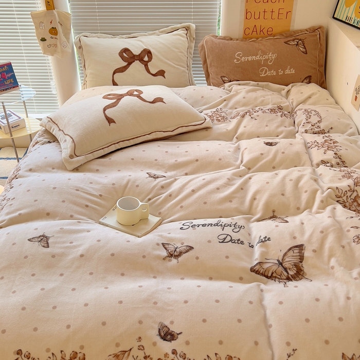 91家纺网 家纺一手货源 找家纺 金爱家 2024新款ins大版牛奶绒数码印花四件套 绒大版-蝴蝶飞飞咖