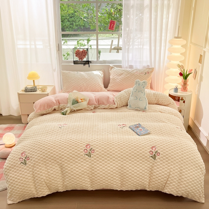 91家纺网 家纺一手货源 找家纺 慕尚家纺  2025新款豆豆绒刺绣四件套 玫瑰 白粉