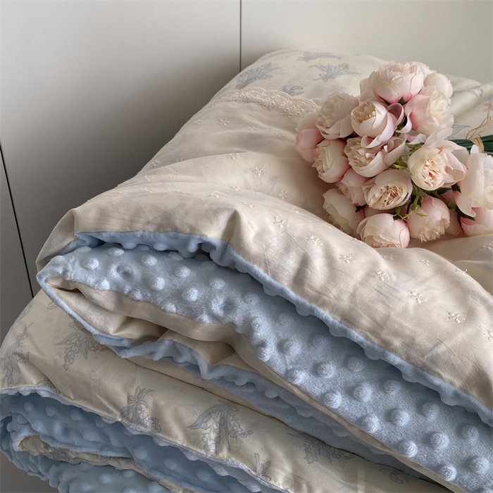 91家纺网 家纺一手货源 找家纺 2025新款秋冬季棉加豆豆绒法式花边款豆豆被被芯铃兰花开