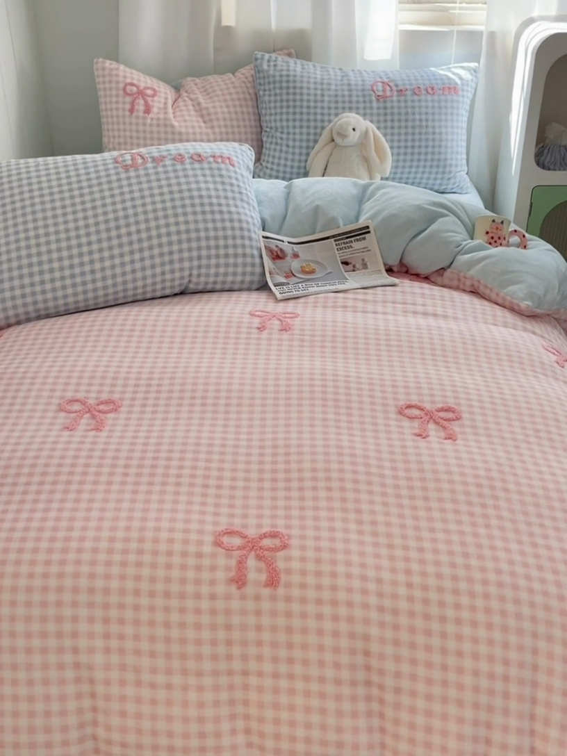 91家纺网 家纺一手货源 找家纺 顾里家纺 2024新款格子蝴蝶结毛巾绣牛奶绒四件套 粉蓝蝴蝶结