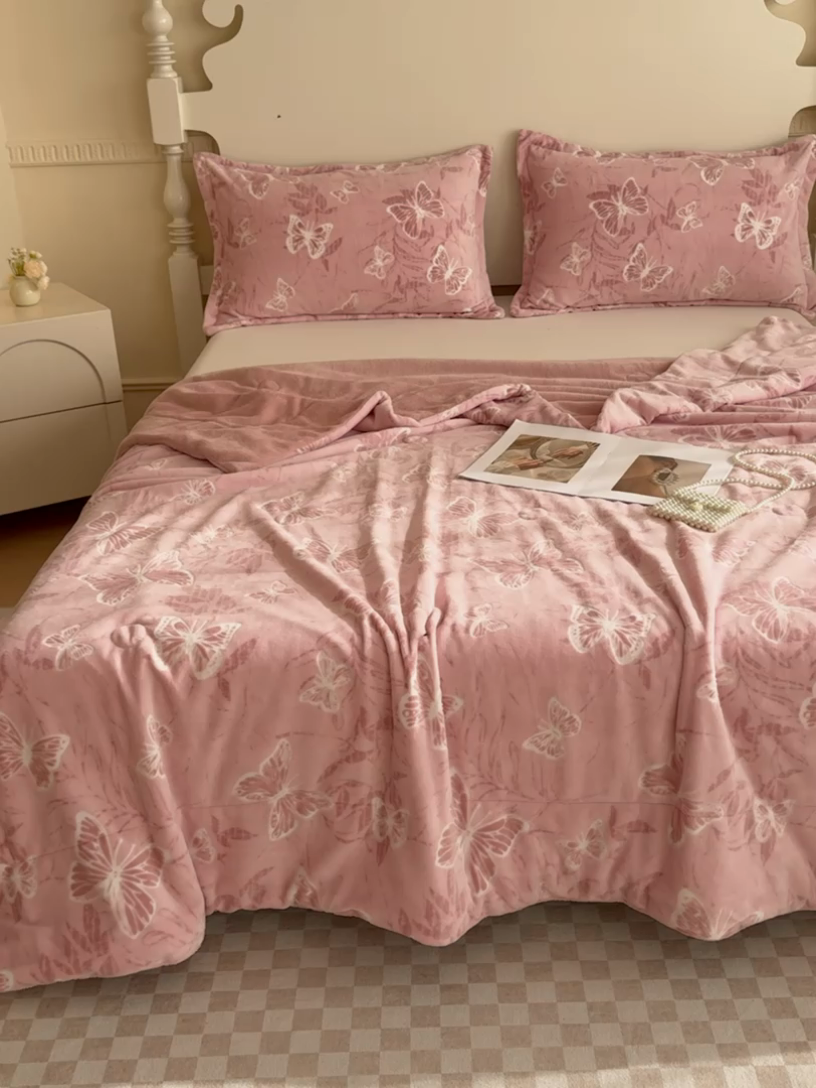 91家纺网 家纺一手货源 找家纺 金丝鸟家纺 2024新款加厚240g立体雕花牛奶绒夹棉绗缝毛毯 蝴蝶飞 粉ab毯