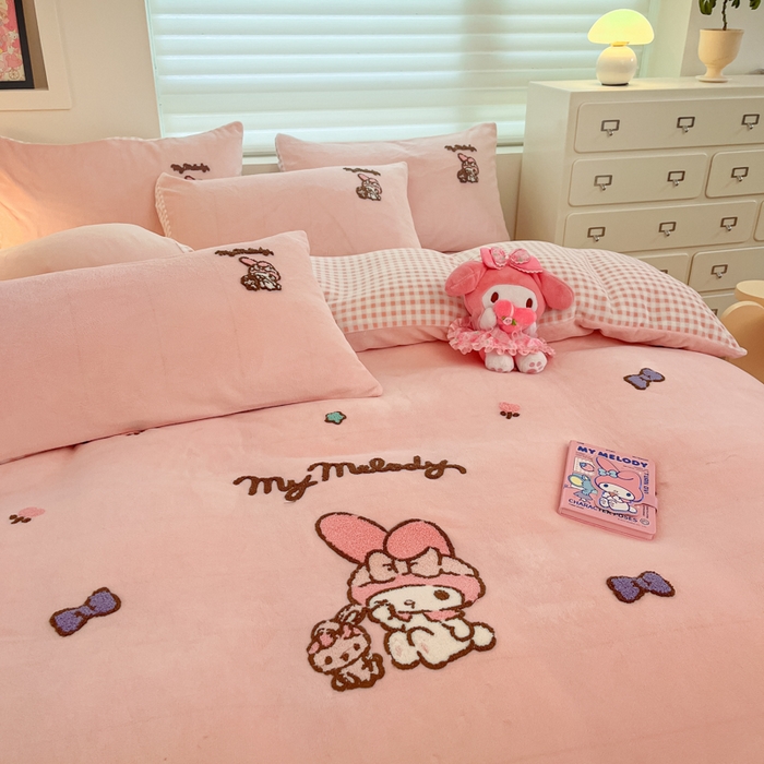 91家纺网 家纺一手货源 找家纺 （总）金爱家 2024新款正版三丽鸥授权毛巾绣刺绣工艺加厚牛奶绒系列四件套