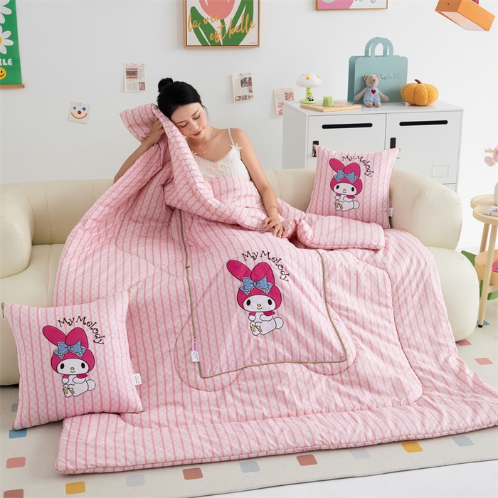 91家纺网 家纺一手货源 找家纺 照世家纺 2024新款亲肤舒适三丽鸥可爱卡通抱枕被 美乐蒂