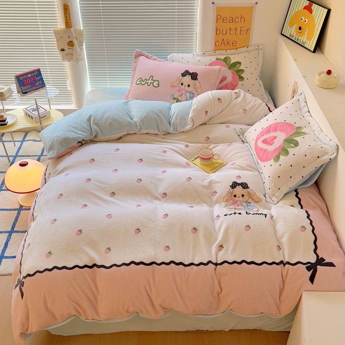 91家纺网 家纺一手货源 找家纺 金爱家 2024新款ins大版牛奶绒数码印花四件套 绒大版-草莓小兔