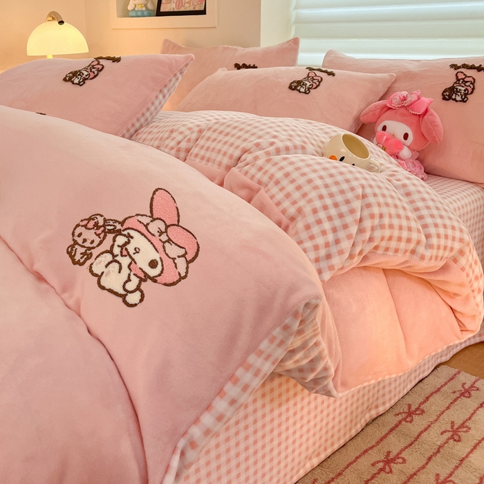 91家纺网 家纺一手货源 找家纺 金爱家 2024新款正版三丽鸥授权毛巾绣刺绣工艺加厚牛奶绒系列四件套 绒毛巾绣-粉格美乐蒂