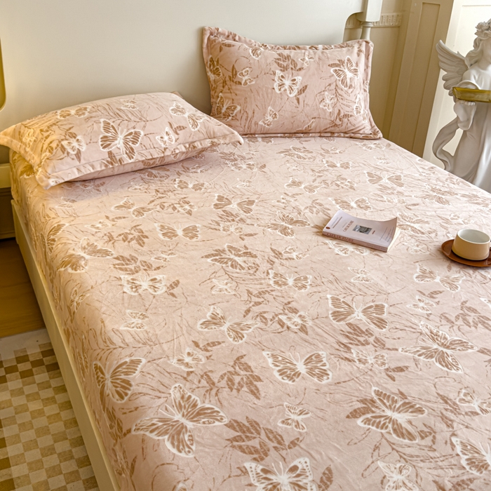 91家纺网 家纺一手货源 找家纺 金丝鸟家纺 2024新款加厚240g立体雕花牛奶绒床笠 蝴蝶飞 咖