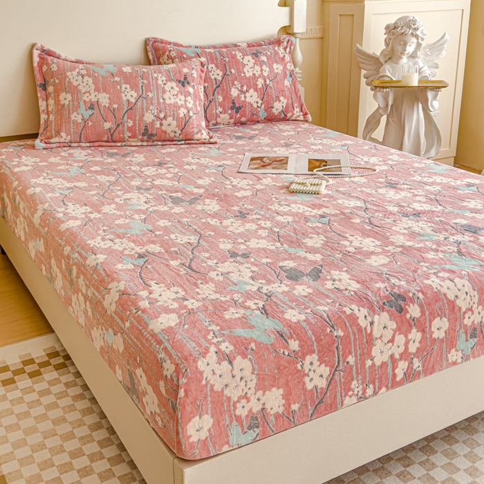 91家纺网 家纺一手货源 找家纺 金丝鸟家纺 2024新款加厚240g立体雕花牛奶绒床笠 蝴蝶花 粉