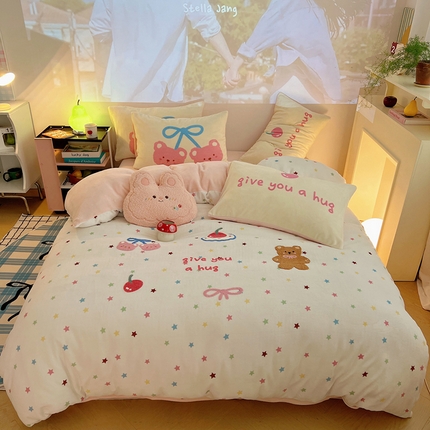 91家纺网 家纺一手货源 找家纺 桃喜 2024新款230g牛奶绒绣花系列四件套 星星小熊