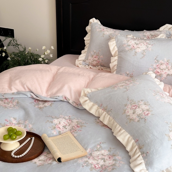 91家纺网 家纺一手货源 找家纺 潘朵拉家纺 2024爆款绒法式双层牛奶绒花边四件套 浅夏